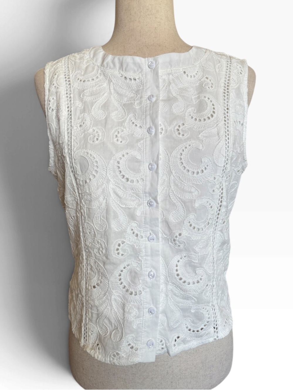 Kirious White Eyelet Button Front Sleeveless Tank Top